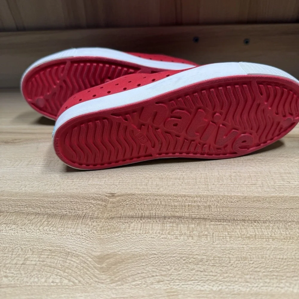Native Disney Parks Minnie Mouse Red Jefferson Slip On Shoes Size J2 Kids‎